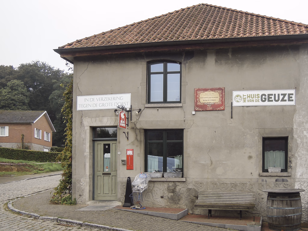 Esterno pub “In the verzekering tegen de grote dorst” a Eizeringen